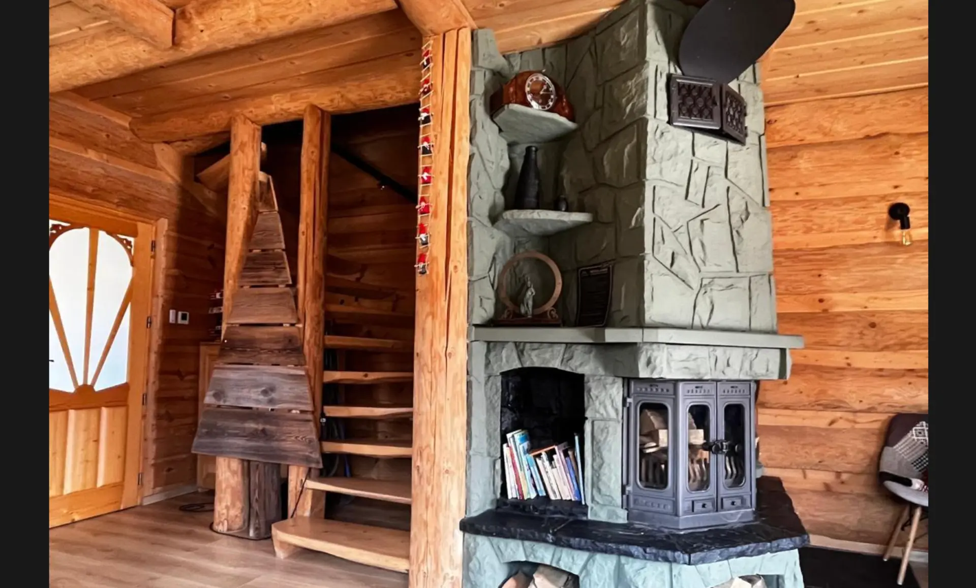 Kominek i schody na piętro — Ostoja Pod Tatrami, Zakopane Olcza