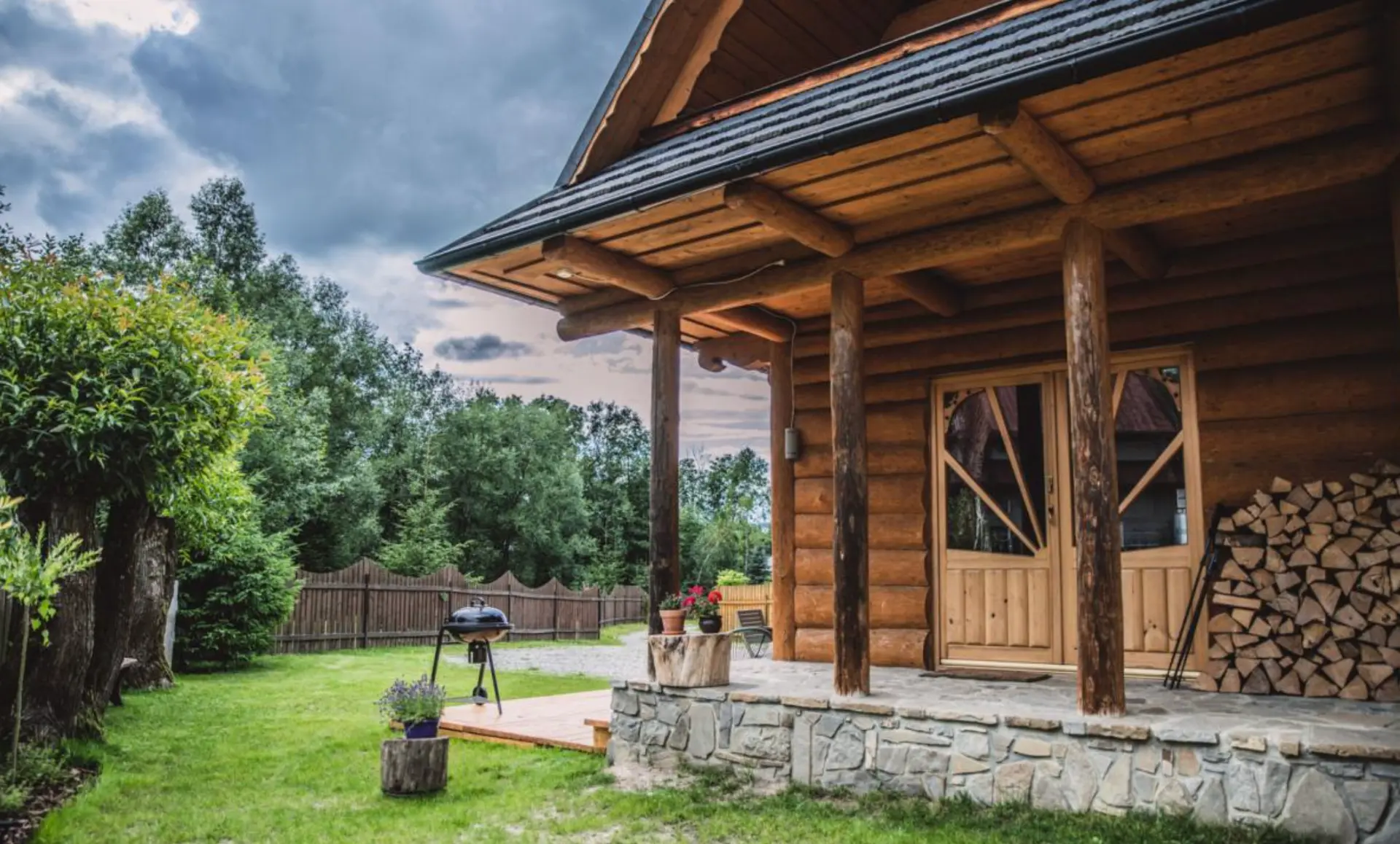 Podcień i drewno na kominek — Ostoja Pod Tatrami, Zakopane Olcza